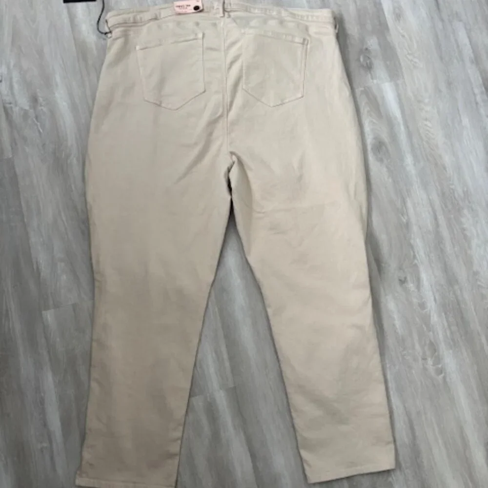 Curves 360 NYDJ Slim Straight Ankle Jeans - size 24